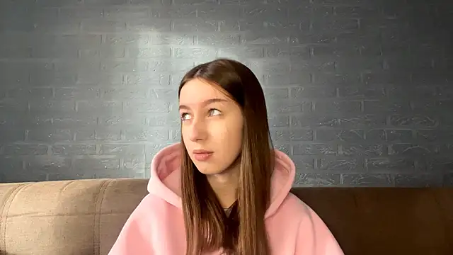 Snapshot of CindaWinn chatting on 11.18.25 CindaWinn online show from 11.18.25