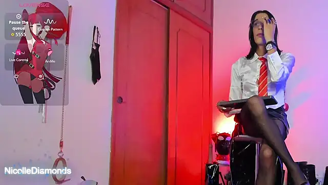 Snapshot of NicolleDiamondss chatting on 11.19.25 NicolleDiamondss online show from 11.19.25