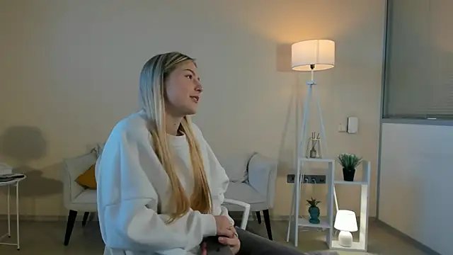 Snapshot of LaunaStrate chatting on 11.20.25 LaunaStrate online show from 11.20.25