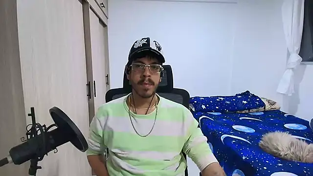 Snapshot of naitt_ chatting on 11.22.25 naitt online show from 11.22.25