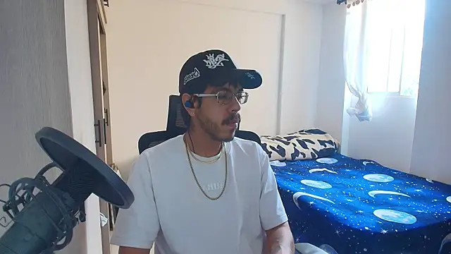 Snapshot of naitt_ chatting on 11.25.25 naitt online show from 11.25.25