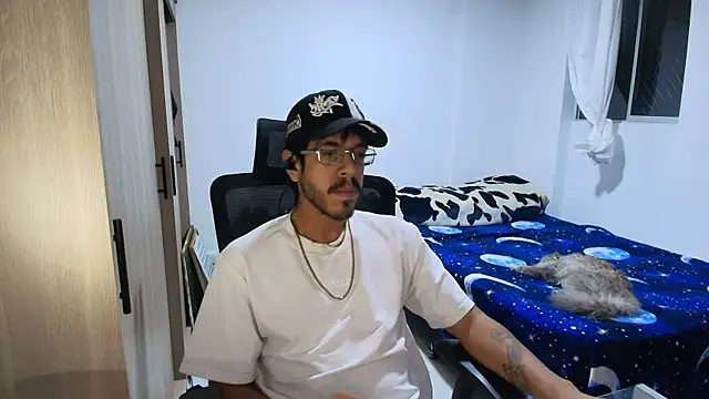 Snapshot of naitt_ chatting on 11.26.25 naitt online show from 11.26.25