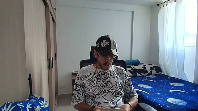 Snapshot of naitt_ chatting on 11.30.25 naitt online show from 11.30.25