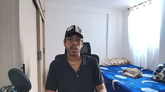 Snapshot of naitt_ chatting on 12.01.25 naitt online show from 12.01.25