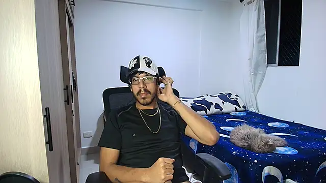 Snapshot of naitt_ chatting on 12.04.25 naitt online show from 12.04.25