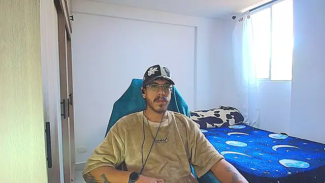 Snapshot of naitt_ chatting on 12.13.25 naitt online show from 12.13.25