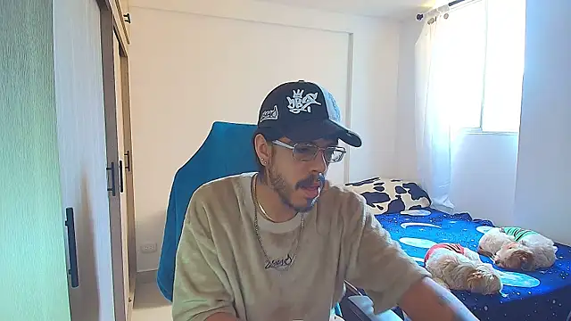 Snapshot of naitt_ chatting on 12.14.25 naitt online show from 12.14.25