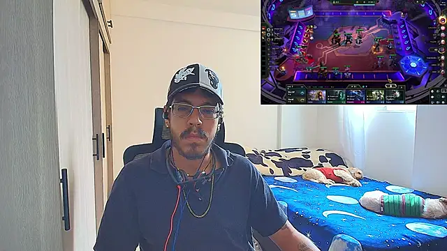 Snapshot of naitt_ chatting on 12.15.25 naitt online show from 12.15.25