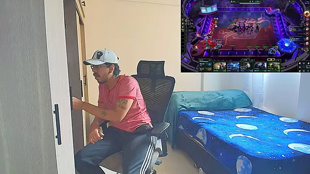 Snapshot of naitt_ chatting on 12.16.25 naitt online show from 12.16.25