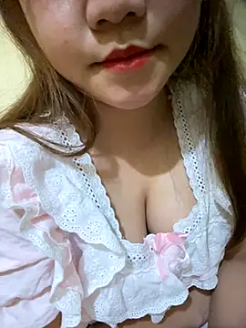 Snapshot of Sunset-yll chatting on 12.15.25 Sunset-yll online show from 12.15.25