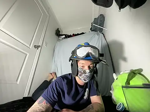 Snapshot of Jaxrouge chatting on 11.18.25 Jaxrouge online show from 11.18.25