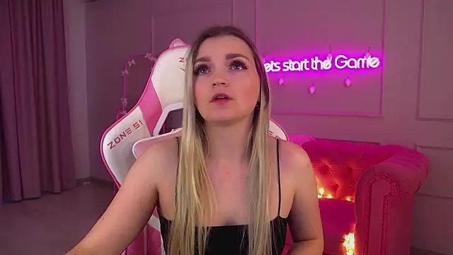 Snapshot of AnnyRaii chatting on 12.16.25 AnnyRaii online show from 12.16.25