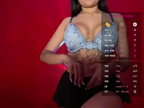 Snapshot of reinaass chatting on 05.17.26 reinaass online show from 05.17.26