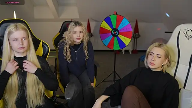 Snapshot of Kara_cat chatting on 12.05.25 Kara cat online show from 12.05.25