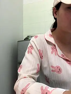 Snapshot of Miumiu95x chatting on 12.16.25 Miumiu95x online show from 12.16.25