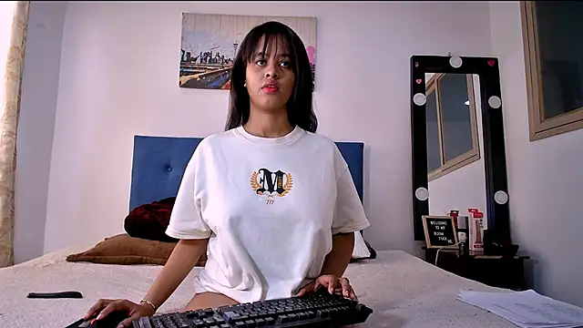 Snapshot of Shara_Soul chatting on 11.28.25 Shara Soul online show from 11.28.25