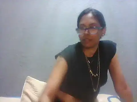 Snapshot of TiaBlaze chatting on 12.14.25 TiaBlaze online show from 12.14.25