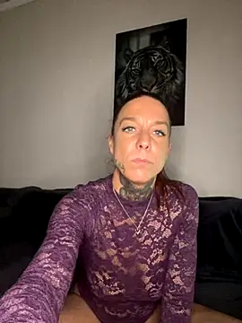 Snapshot of SexyInkedMiilfxx chatting on 11.26.25 SexyInkedMiilfxx online show from 11.26.25