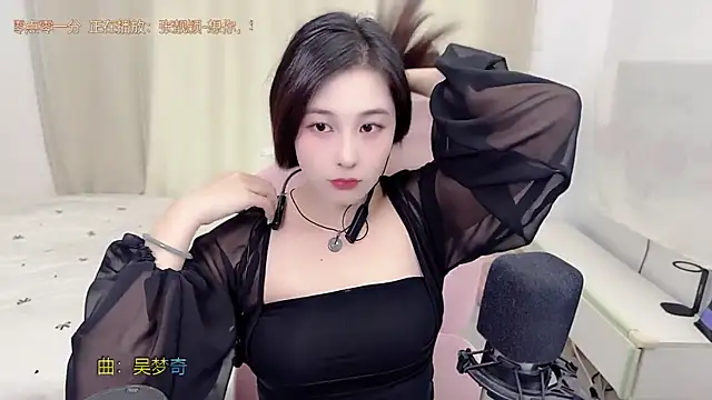 Snapshot of TTtia_ chatting on 06.18.26 TTtia online show from 06.18.26