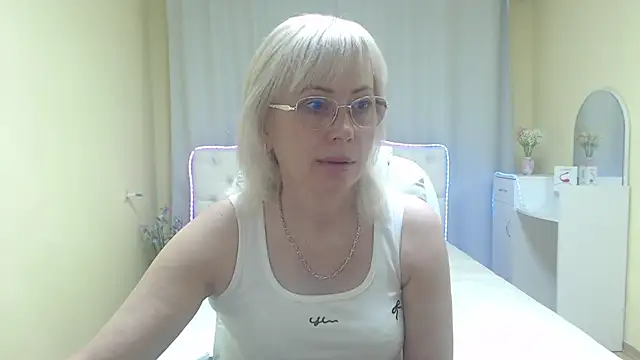 Snapshot of LaurenWishy chatting on 05.23.26 LaurenWishy online show from 05.23.26
