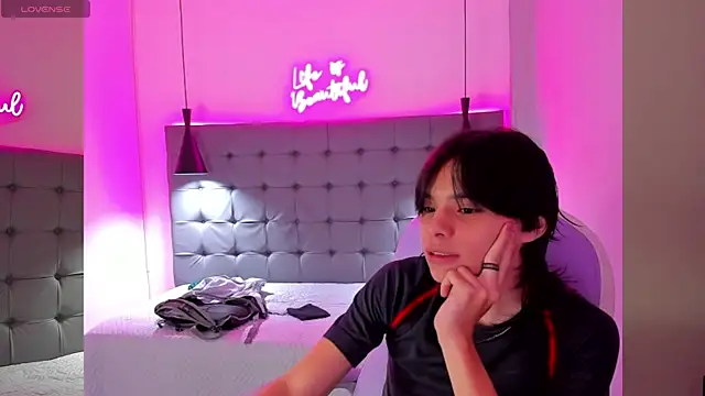 Snapshot of Sylasfrost chatting on 11.26.25 Sylasfrost online show from 11.26.25