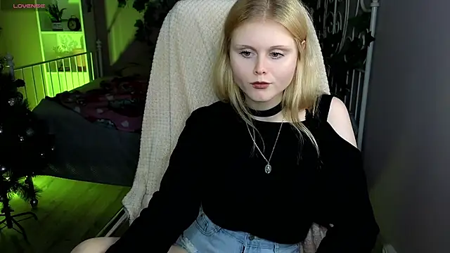 Snapshot of AnoraAmore chatting on 12.14.25 AnoraAmore online show from 12.14.25