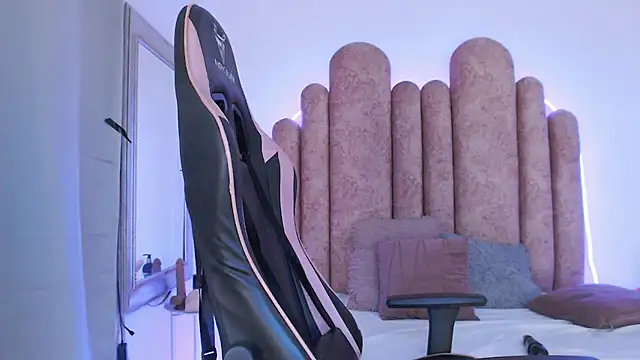 Snapshot of Camii_29 chatting on 12.18.25 Camii 29 online show from 12.18.25