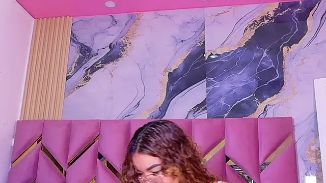 Snapshot of cutiecurvyForeign chatting on 11.26.25 cutiecurvyForeign online show from 11.26.25