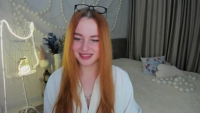 Snapshot of AirySilhouette chatting on 12.15.25 AirySilhouette online show from 12.15.25