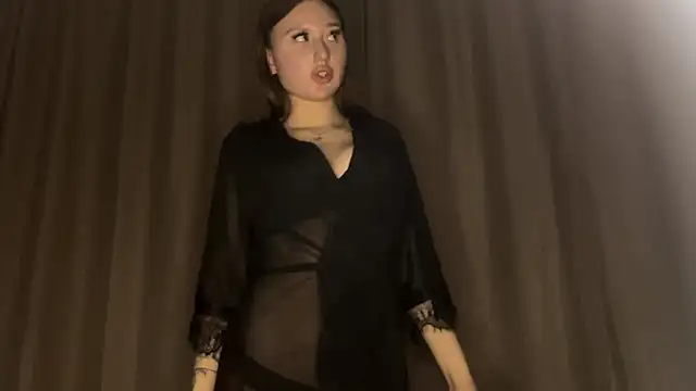 Snapshot of DivaRay chatting on 12.04.25 DivaRay online show from 12.04.25