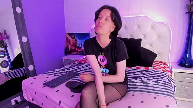 Snapshot of CoralAndOcean_ chatting on 11.26.25 CoralAndOcean online show from 11.26.25