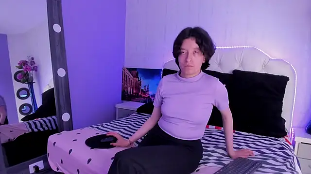 Snapshot of CoralAndOcean_ chatting on 11.28.25 CoralAndOcean online show from 11.28.25