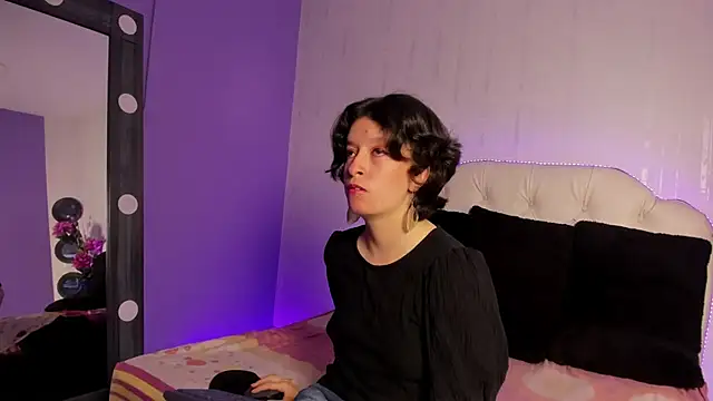 Snapshot of CoralAndOcean_ chatting on 12.04.25 CoralAndOcean online show from 12.04.25