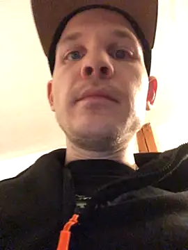 Snapshot of Spielzeugtwink chatting on 11.24.25 Spielzeugtwink online show from 11.24.25