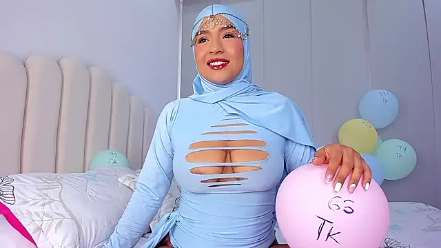 Amira-Zahra online show from 04.18.26