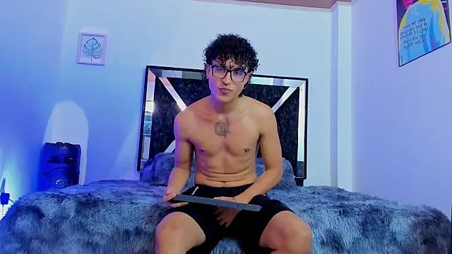 Snapshot of eliasferragamo chatting on 11.27.25 eliasferragamo online show from 11.27.25