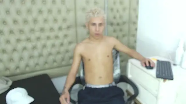 Snapshot of HollmanFronsh chatting on 12.01.25 HollmanFronsh online show from 12.01.25