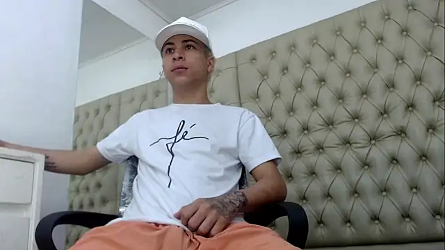 Snapshot of HollmanFronsh chatting on 12.05.25 HollmanFronsh online show from 12.05.25