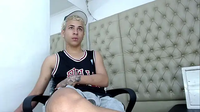 Snapshot of HollmanFronsh chatting on 12.14.25 HollmanFronsh online show from 12.14.25