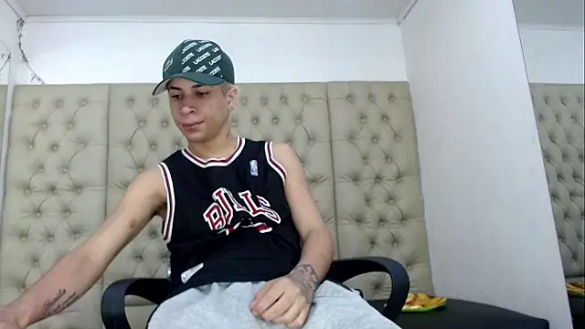 Snapshot of HollmanFronsh chatting on 12.15.25 HollmanFronsh online show from 12.15.25