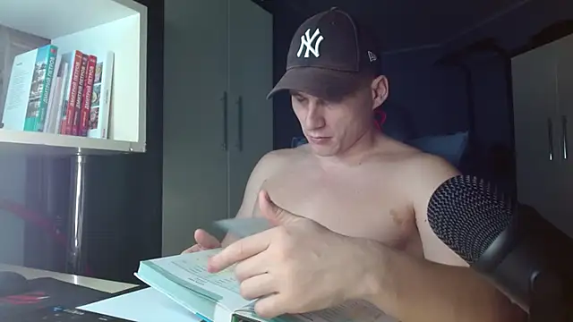 Snapshot of Poliglotjoe1 chatting on 11.28.25 Poliglotjoe1 online show from 11.28.25