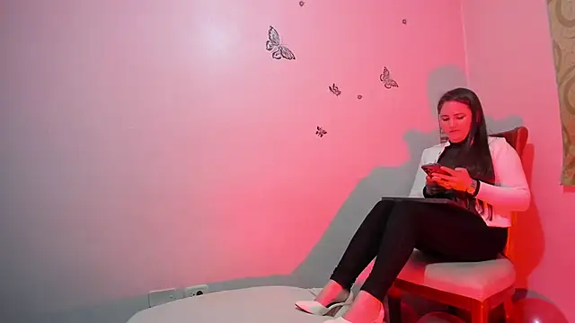 Snapshot of tiffanystorms- chatting on 11.30.25 tiffanystorms- online show from 11.30.25