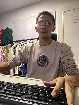 Snapshot of charlie_bass chatting on 12.04.25 charlie bass online show from 12.04.25