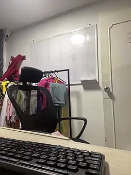 Snapshot of charlie_bass chatting on 12.05.25 charlie bass online show from 12.05.25