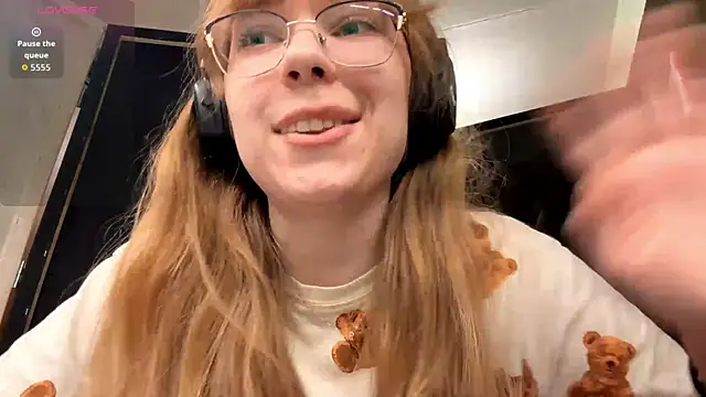 Snapshot of LouettaTornese chatting on 12.17.25 LouettaTornese online show from 12.17.25