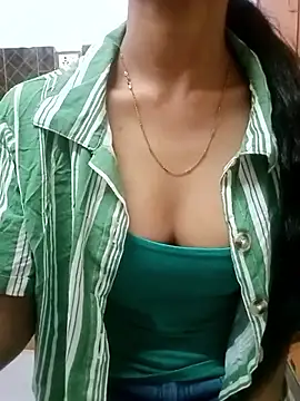 Snapshot of Roja__ chatting on 12.01.25 Roja online show from 12.01.25