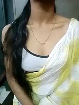 Snapshot of Roja__ chatting on 12.04.25 Roja online show from 12.04.25