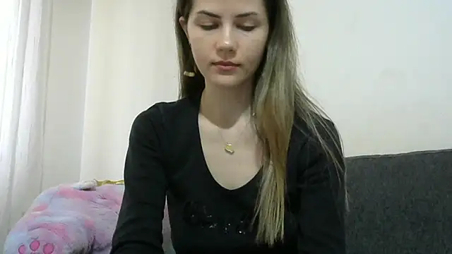 Snapshot of Erii18 chatting on 12.17.25 Erii18 online show from 12.17.25