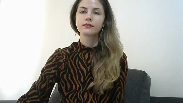 Snapshot of Erii18 chatting on 12.18.25 Erii18 online show from 12.18.25