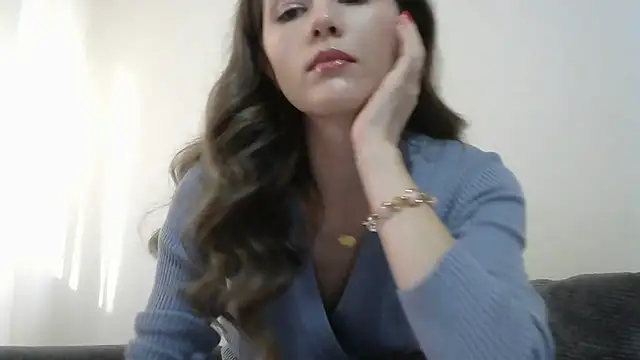 Snapshot of Erii18 chatting on 12.19.25 Erii18 online show from 12.19.25